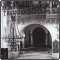 Widok na chór organowy i portal z czarnego marmuru zaprojektowany przez G.B. Gisleniego.