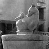 Jerzy Jarnuszkiewicz, Niedźwiadek z rybą, rzeźba-fontanna przy ulicy Katowickiej w Warszawie, 1947